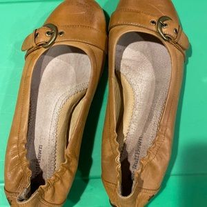 Ruff Hewn light leather flats size 10m